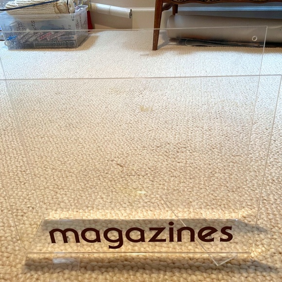 VINTAGE MAGAZINE RACK WITH WORD MAGAZINE AND MOVABLE FEET TO SUPPORT - Picture 1 of 5